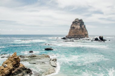 Endonezya, Jember 'deki Tanjung Papuma plajının manzarası. Rock Adası ile güzel sahil.