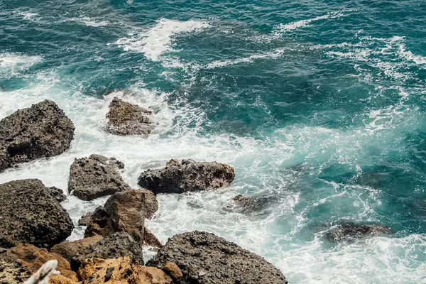 Okyanus dalgaları ve kayalık kayalıklar güzel bir sahilde