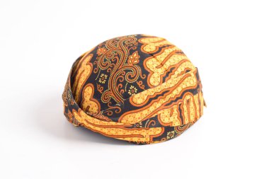 Blangkon, Batik kumaştan yapılmış geleneksel bir Cava erkek başlığı, beyaz bir arka planda izole edilmiş..