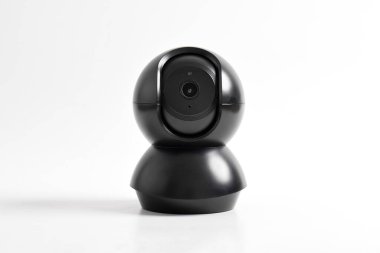 Siyah güvenlik kamerası beyaz arka planda izole edilmiş. Akıllı ev kablosuz güvenlik kamerası