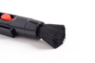Kamera için temizlik fırçası ve beyaz arkaplanda elektronik izole
