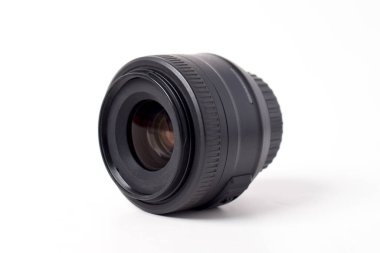 Beyaz arka plan üzerinde izole dslr kamera objektifi