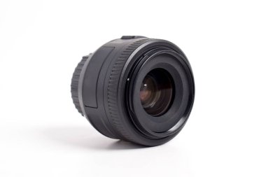 Beyaz arka plan üzerinde izole dslr kamera objektifi