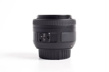 Beyaz arka plan üzerinde izole dslr kamera objektifi