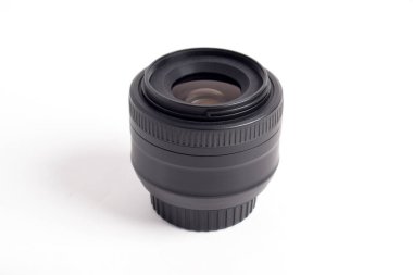 Beyaz arka plan üzerinde izole dslr kamera objektifi