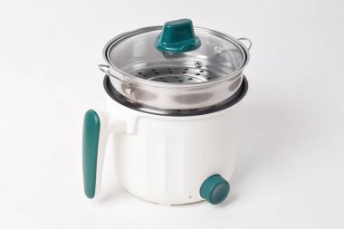 Buharda pişirmek ve beyaz arka planda izole etmek için çift tepsi buharlı elektrikli tencere.