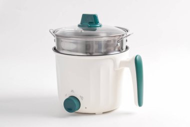 Buharda pişirmek ve beyaz arka planda izole etmek için çift tepsi buharlı elektrikli tencere.