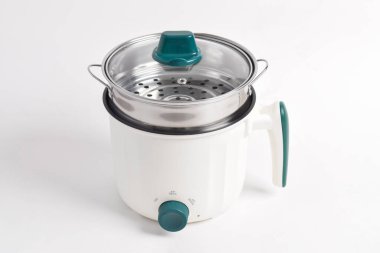 Buharda pişirmek ve beyaz arka planda izole etmek için çift tepsi buharlı elektrikli tencere.