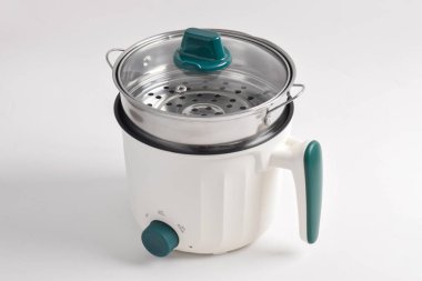 Buharda pişirmek ve beyaz arka planda izole etmek için çift tepsi buharlı elektrikli tencere.