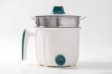 Buharda pişirmek ve beyaz arka planda izole etmek için çift tepsi buharlı elektrikli tencere.