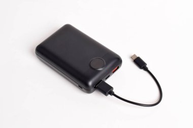 Beyaz arka planda kablo izole edilmiş taşınabilir güç bankası. Mobil aygıtlar için dış pil