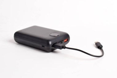 Beyaz arka planda kablo izole edilmiş taşınabilir güç bankası. Mobil aygıtlar için dış pil