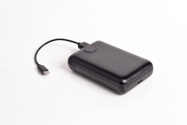 Beyaz arka planda kablo izole edilmiş taşınabilir güç bankası. Mobil aygıtlar için dış pil