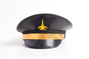 Altın amblemli uçak pilotu şapkası, beyaz arka planda izole edilmiş.