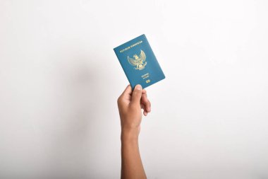 Beyaz arka planda el ele tutulan Endonezya pasaportu