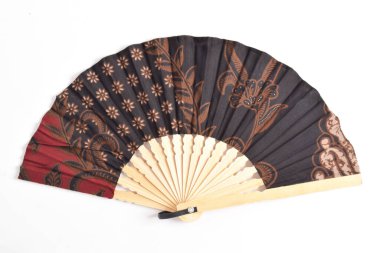 Beyaz arkaplanda Batik motifli geleneksel katlama el vantilatörü