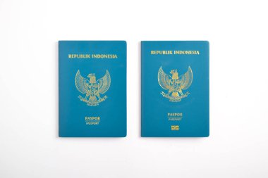 Beyaz arka planda izole edilmiş Endonezya elektronik pasaport ve düzenli pasaport.