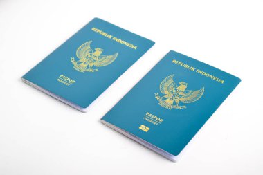 Beyaz arka planda izole edilmiş Endonezya elektronik pasaport ve düzenli pasaport.