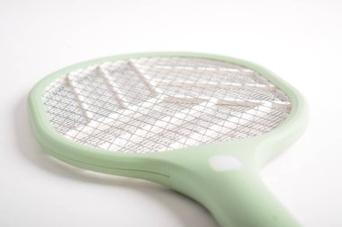 Elektronik sivrisinekleri öldüren katil beyaz arka planda izole edilmiş.