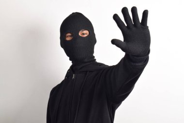 Beyaz arka planda siyah ceket ve maske giyen bir hırsız. Hırsızlık ve suç kavramı