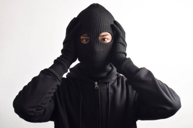 Beyaz arka planda siyah ceket ve maske giyen bir hırsız. Hırsızlık ve suç kavramı