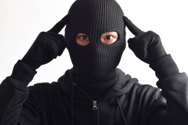 Beyaz arka planda siyah ceket ve maske giyen Hırsız 'a yaklaş. Hırsızlık ve suç kavramı
