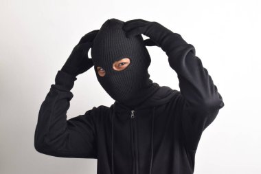 Siyah ceketli ve maskeli hırsız elleri havada yakalandı, beyaz arka planda izole edildi..