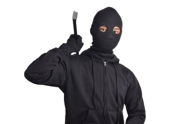 Siyah ceketli ve maskeli bir hırsız levye tutuyor, beyaz arka planda izole edilmiş..
