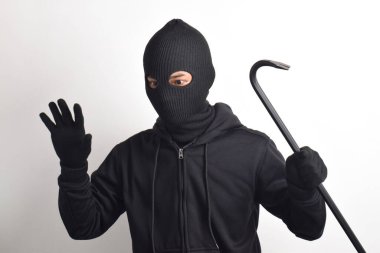 Siyah ceket ve maske takan bir hırsız eve gizlice giriyor, beyaz arka planda izole edilmiş..