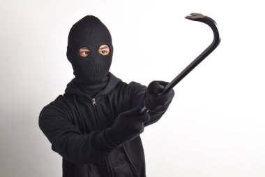 Siyah ceketli ve maskeli bir hırsız levye tutuyor, beyaz arka planda izole edilmiş..