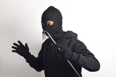 Siyah ceket ve maske takan bir hırsız eve gizlice giriyor, beyaz arka planda izole edilmiş..
