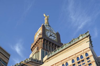 Makkah, Suudi Arabistan - 8 Mart 2025: Abraj Al Yem, Kraliyet Saat Kulesi Makkah Bulutlu mavi gökyüzü arka planı