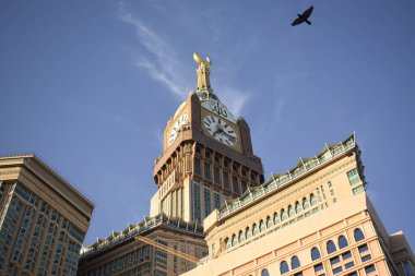 Makkah, Suudi Arabistan - 8 Mart 2025: Abraj Al Yem, Kraliyet Saat Kulesi Makkah Bulutlu mavi gökyüzü arka planı