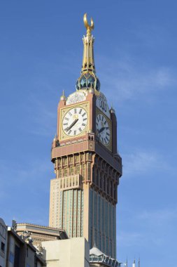 Makkah, Suudi Arabistan - 8 Mart 2025: Abraj Al Yem, Kraliyet Saat Kulesi Makkah Bulutlu mavi gökyüzü arka planı