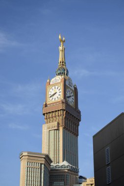 Makkah, Suudi Arabistan - 8 Mart 2025: Abraj Al Yem, Kraliyet Saat Kulesi Makkah Bulutlu mavi gökyüzü arka planı