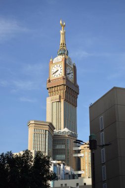 Makkah, Suudi Arabistan - 8 Mart 2025: Abraj Al Yem, Kraliyet Saat Kulesi Makkah Bulutlu mavi gökyüzü arka planı