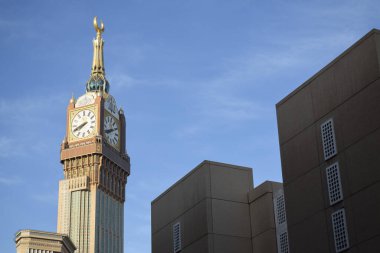 Makkah, Suudi Arabistan - 8 Mart 2025: Abraj Al Yem, Kraliyet Saat Kulesi Makkah Bulutlu mavi gökyüzü arka planı