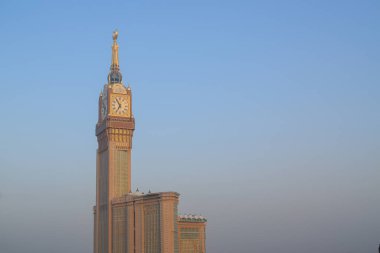 Makkah, Suudi Arabistan - 17 Mart 2025: Abraj Al Yem 'in güneş ışığı, Kraliyet Saat Kulesi Makkah