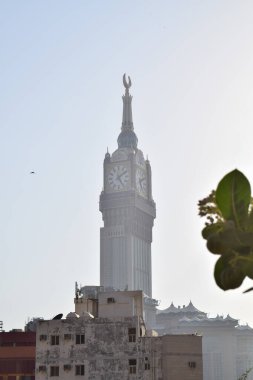 Makkah, Suudi Arabistan - 3 Nisan 2025: Abraj Al Yem Saat Kulesi güneşli bir öğleden sonra Makkah 'daki eski binaların üzerinde yükseliyor