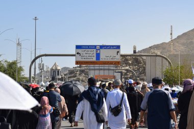 Makkah - 2 Nisan 2025: Arafat, Suudi Arabistan 'daki Arafat Dağı veya Jabal Rahmah Dağı' na bir grup Müslüman gidiyor. Burası Adem ve Havva 'nın cennetten düştükten sonra buluştukları yer..