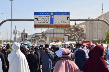 Makkah - 2 Nisan 2025: Arafat, Suudi Arabistan 'daki Arafat Dağı veya Jabal Rahmah Dağı' na bir grup Müslüman gidiyor. Burası Adem ve Havva 'nın cennetten düştükten sonra buluştukları yer..