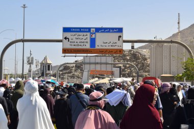 Makkah - 2 Nisan 2025: Arafat, Suudi Arabistan 'daki Arafat Dağı veya Jabal Rahmah Dağı' na bir grup Müslüman gidiyor. Burası Adem ve Havva 'nın cennetten düştükten sonra buluştukları yer..