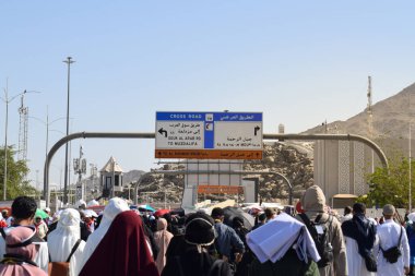 Makkah - 2 Nisan 2025: Arafat, Suudi Arabistan 'daki Arafat Dağı veya Jabal Rahmah Dağı' na bir grup Müslüman gidiyor. Burası Adem ve Havva 'nın cennetten düştükten sonra buluştukları yer..