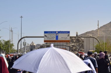 Makkah - 2 Nisan 2025: Arafat, Suudi Arabistan 'daki Arafat Dağı veya Jabal Rahmah Dağı' na bir grup Müslüman gidiyor. Burası Adem ve Havva 'nın cennetten düştükten sonra buluştukları yer..