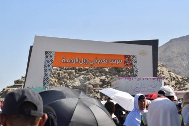 Makkah - 2 Nisan 2025: Arafat, Suudi Arabistan 'daki Arafat Dağı veya Jabal Rahmah Dağı' na bir grup Müslüman gidiyor. Burası Adem ve Havva 'nın cennetten düştükten sonra buluştukları yer..