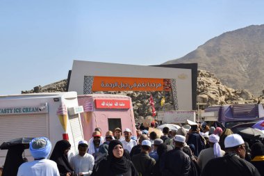 Makkah - 2 Nisan 2025: Arafat, Suudi Arabistan 'daki Arafat Dağı veya Jabal Rahmah Dağı' na bir grup Müslüman gidiyor. Burası Adem ve Havva 'nın cennetten düştükten sonra buluştukları yer..