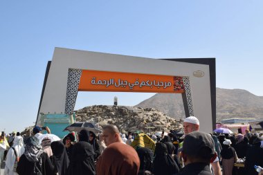 Makkah - 2 Nisan 2025: Arafat, Suudi Arabistan 'daki Arafat Dağı veya Jabal Rahmah Dağı' na bir grup Müslüman gidiyor. Burası Adem ve Havva 'nın cennetten düştükten sonra buluştukları yer..