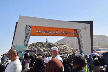 Makkah - 2 Nisan 2025: Arafat, Suudi Arabistan 'daki Arafat Dağı veya Jabal Rahmah Dağı' na bir grup Müslüman gidiyor. Burası Adem ve Havva 'nın cennetten düştükten sonra buluştukları yer..