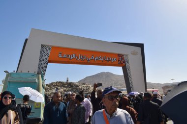 Makkah - 2 Nisan 2025: Arafat, Suudi Arabistan 'daki Arafat Dağı veya Jabal Rahmah Dağı' na bir grup Müslüman gidiyor. Burası Adem ve Havva 'nın cennetten düştükten sonra buluştukları yer..