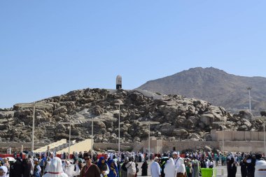 Makkah - 2 Nisan 2025: Suudi Arabistan, Arafat 'taki Jabal Rahmah Dağı' nda bir Müslüman kalabalığı. Burası Adem ve Havva 'nın cennetten düştükten sonra buluştukları yer..